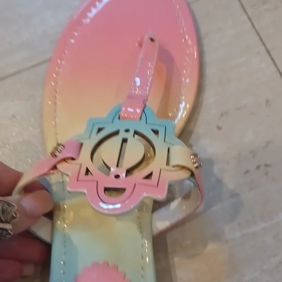 Gorgeous Crown & Ivy Wylie Pastel Thong Sandals - Picture 7 of 10